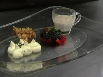 Rezept: Feine Früchte an Mascarponecreme mit Honig und Mandeln (Gundis Zámbó) Feine Früchte an Mascarponecreme mit Honig und Mandeln (Gundis Zámbó) - Rezept