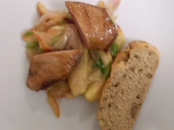 Entenbrust auf Apfel-Schalotten-Ragout dazu frisches Walnussbrot - Rezept