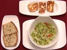 Salat mit Gedöns - Salat mit Haloumikäse und Knoblauchbrot (Kerstin Landsmann) - Rezept