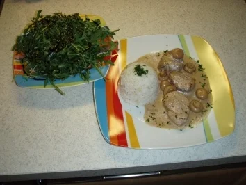 Schweinsfilet in Champignonsauce auf Rucolasalat - Rezept