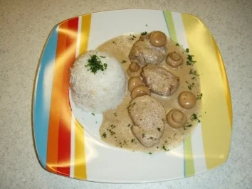 Schweinsfilet in Champignonsauce auf Rucolasalat - Rezept
