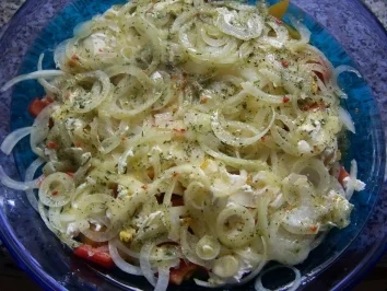 Marinierter Frischkäse mit Paprika und Zwiebeln - Rezept