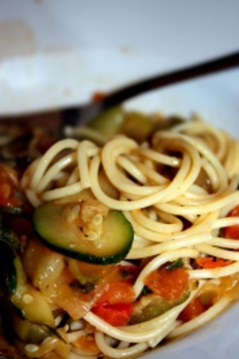 Spaghetti mit Zucchini und Tomaten - Rezept