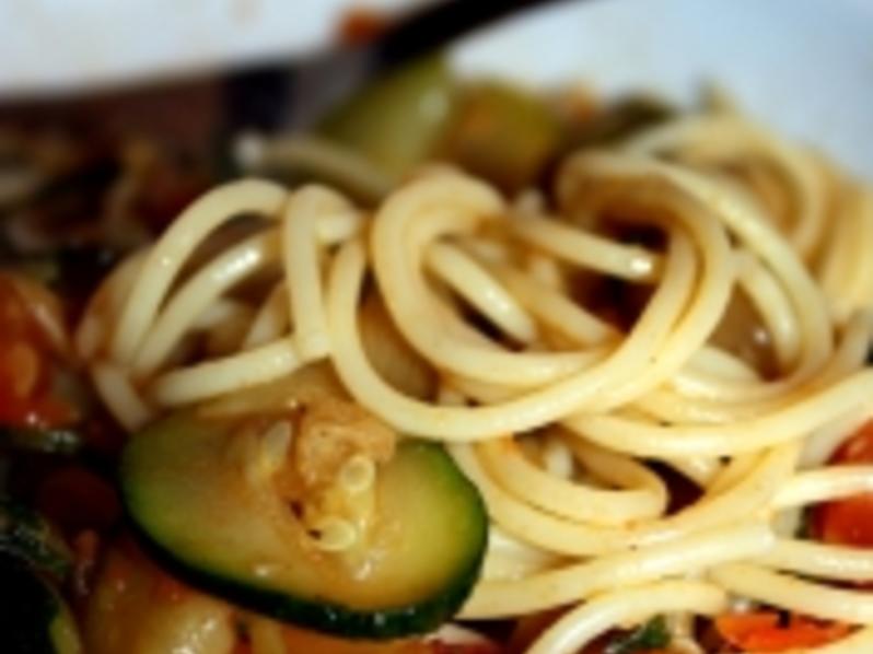 Spaghetti mit Zucchini und Tomaten - Rezept - kochbar.de