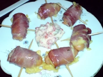 Würstchen in Käse-Bacon-Hülle - Rezept