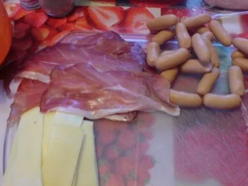 Würstchen in Käse-Bacon-Hülle - Rezept