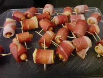 Würstchen in Käse-Bacon-Hülle - Rezept