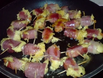 Würstchen in Käse-Bacon-Hülle - Rezept