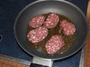 gebackene Blutworscht im Kräuterrührei mit Feldsalat umlegt - Rezept