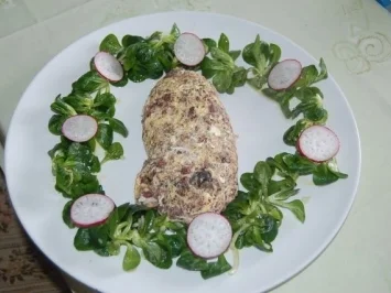 Rezept: gebackene Blutworscht im Kräuterrührei mit Feldsalat umlegt gebackene Blutworscht im Kräuterrührei mit Feldsalat umlegt - Rezept