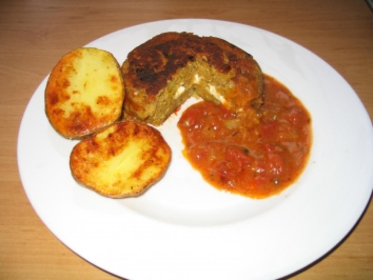 vegetarischer Linsenhackbraten mit Schafskäsefüllung und Ofenkartoffeln ...