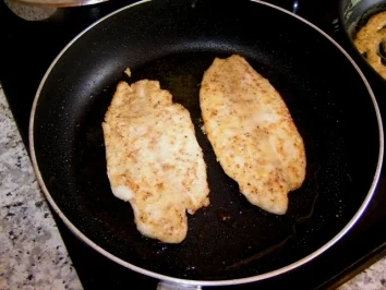 Pangasiusfilet mit Zwiebel-Käse-Haube und Senfsoße - Rezept