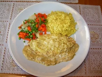 Pangasiusfilet mit Zwiebel-Käse-Haube und Senfsoße - Rezept