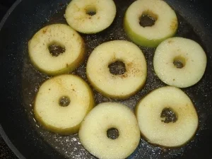 Nackenkotelett mit Apfel-Meerrettich-Sauce - Rezept