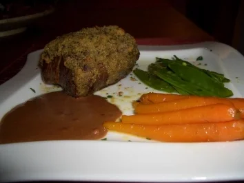 Rumpsteak mit Senf-Kräuter-Kruste, glasierten Möhren und Zuckerschotten - Rezept