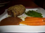 Rezept: Rumpsteak mit Senf-Kräuter-Kruste, glasierten Möhren und Zuckerschotten Rumpsteak mit Senf-Kräuter-Kruste, glasierten Möhren und Zuckerschotten - Rezept