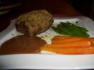 Rumpsteak mit Senf-Kräuter-Kruste, glasierten Möhren und Zuckerschotten - Rezept