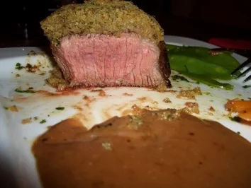 Rumpsteak mit Senf-Kräuter-Kruste, glasierten Möhren und Zuckerschotten - Rezept