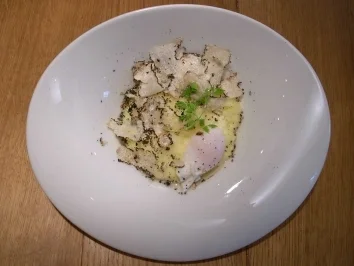 Rezept: Kartoffelpüree mit pochiertem Zwerghuhnei und geriebenen Frühlingstrüffeln Kartoffelpüree mit pochiertem Zwerghuhnei und geriebenen Frühlingstrüffeln - Rezept