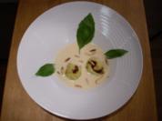 Ziegenfrischkäse-Ravioli auf weißer Pfeffersoße an Balsamicojus - Rezept