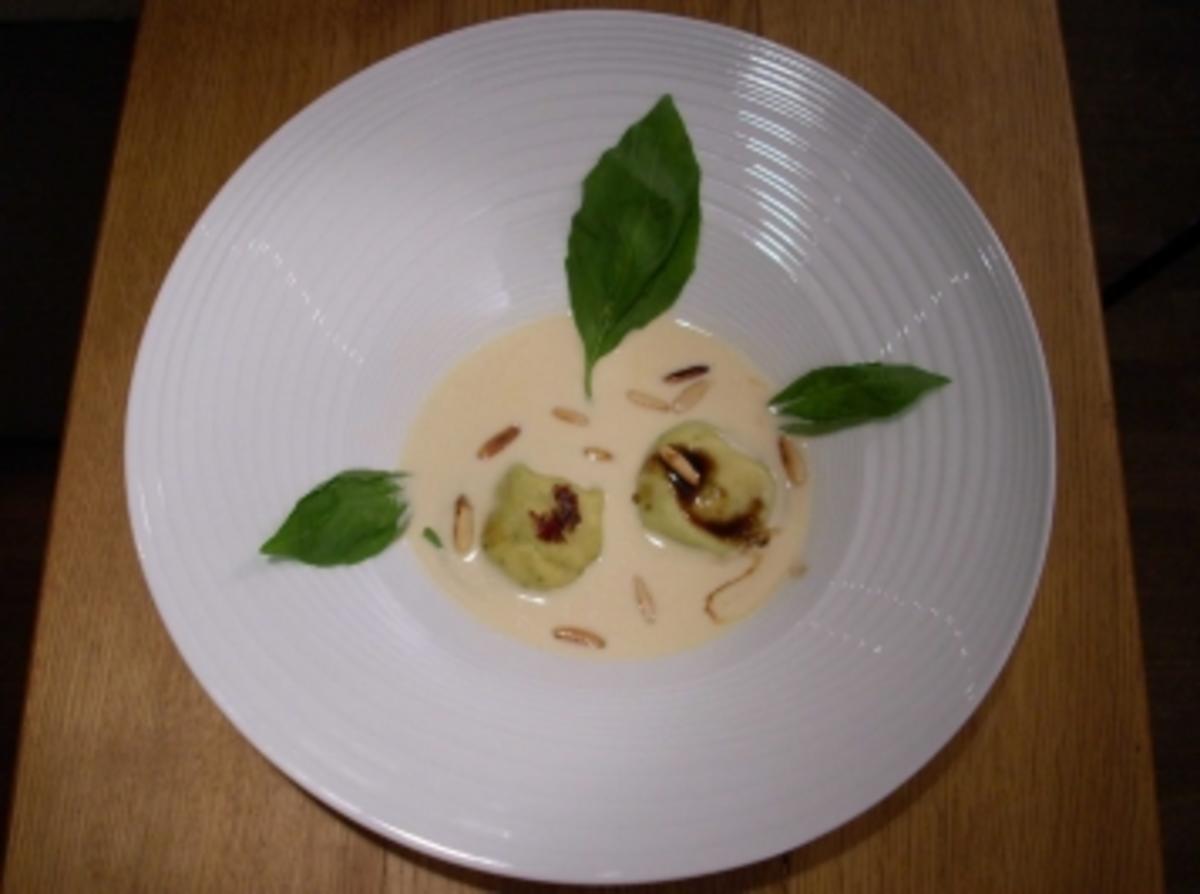 Bilder für Ziegenfrischkäse-Ravioli auf weißer Pfeffersoße an Balsamicojus - Rezept