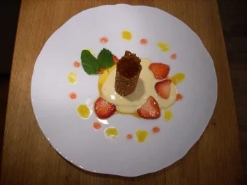 Sesamcannelloni mit Ingwer auf marinierten Früchten und Karamellsoße - Rezept