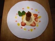 Rezept: Sesamcannelloni mit Ingwer auf marinierten Frรผchten und Karamellsoรe Sesamcannelloni mit Ingwer auf marinierten Frรผchten und Karamellsoรe - Rezept