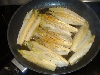 Lammschnitzelchen in Oliven-Parmesanmantel auf Honigchicoree - Rezept