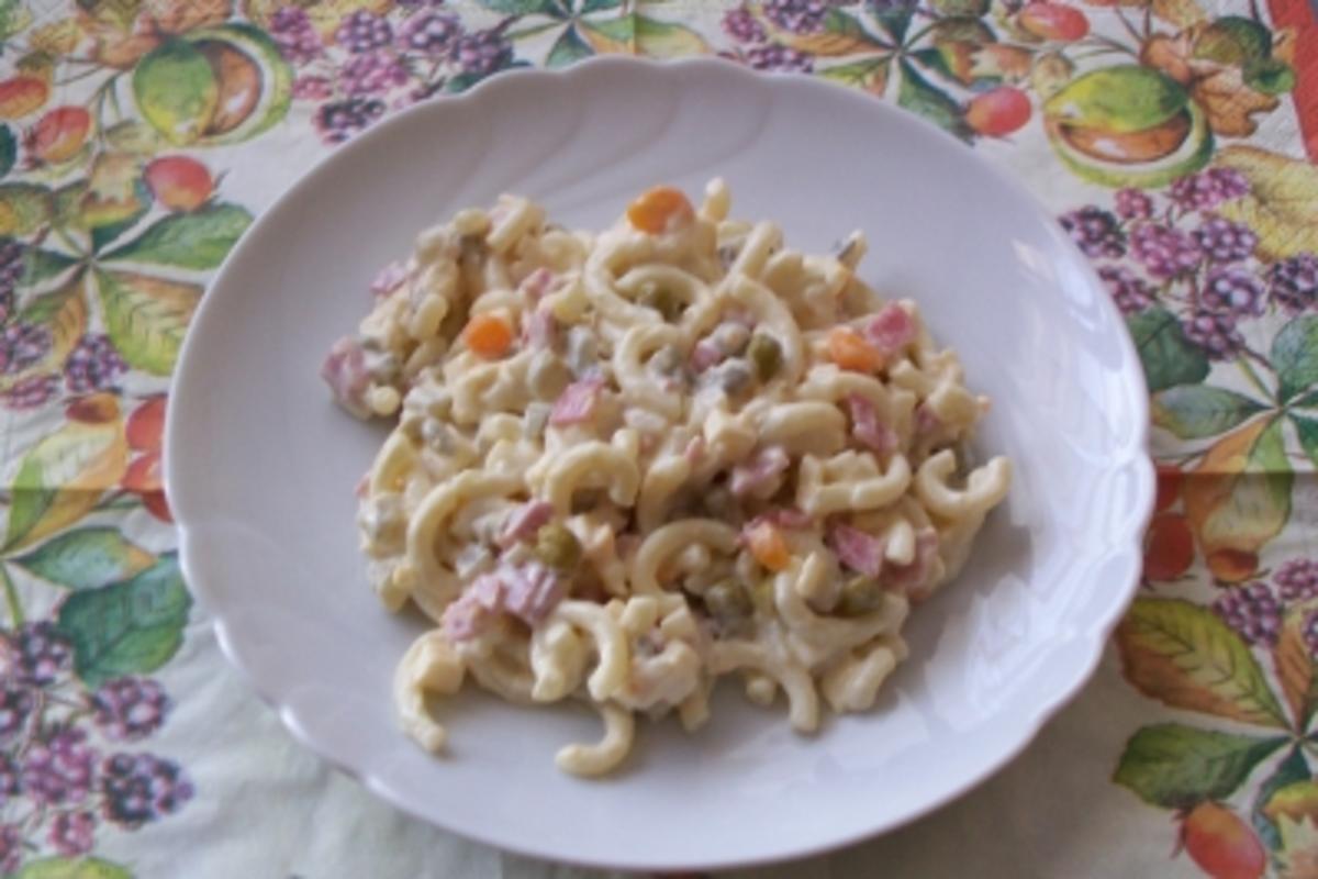 Nudelsalat mit Gabelspagetthi und Salami - Rezept mit Bild - kochbar.de