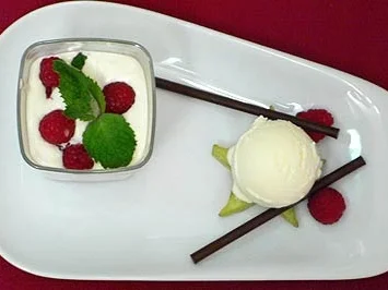 Rezept: Minzecreme mit Joghurteis und frischen Himbeeren Minzecreme mit Joghurteis und frischen Himbeeren - Rezept