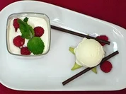 Minzecreme mit Joghurteis und frischen Himbeeren - Rezept