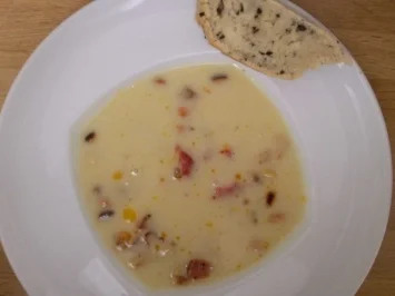 Französische Kartoffelsuppe dazu frisches Olivenbaguette - Rezept