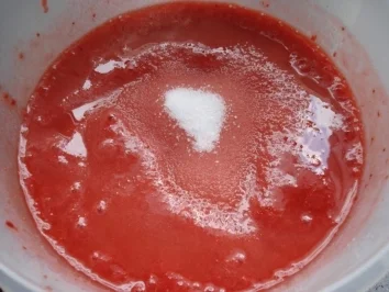 "Gestreiftes" Erdbeer-Parfait - Rezept - Bild Nr. 2