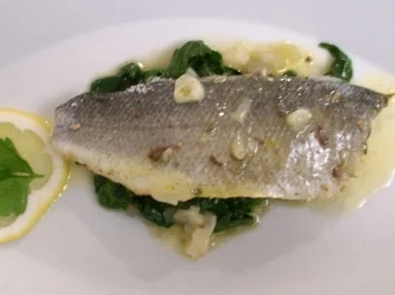 Loup de mer auf Gewürzsalz an Vanille-Knoblauchbutter und Spinat - Rezept