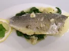 Rezept: Loup de mer auf Gewürzsalz an Vanille-Knoblauchbutter und Spinat Loup de mer auf Gewürzsalz an Vanille-Knoblauchbutter und Spinat - Rezept