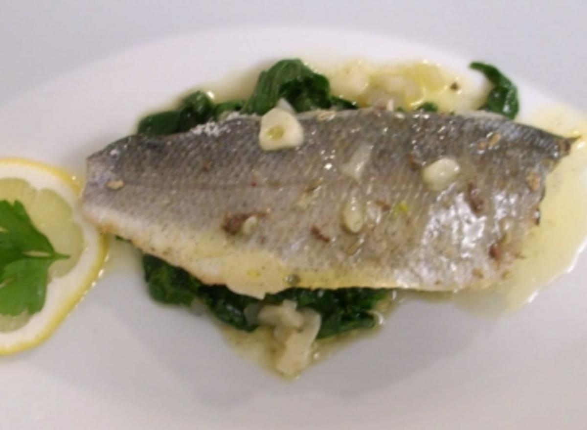 Loup de mer auf Gewürzsalz an Vanille-Knoblauchbutter und Spinat ...