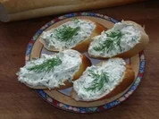 Kräuterfrischkäse auf Baguette - Rezept