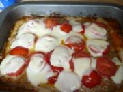 Hackkuchen mit Tomate und Mozzarella und Quark-Schmandsauce - Rezept