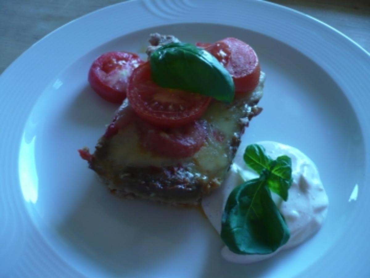 Hackkuchen mit Tomate und Mozzarella und Quark-Schmandsauce - Rezept - Bild Nr. 2