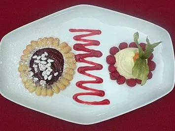 Rezept: Tarte von Rotweinbirne mit weißer Mousse au chocolat Tarte von Rotweinbirne mit weißer Mousse au chocolat - Rezept