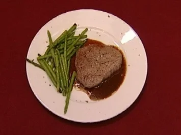 Rinderfilet mit Trüffelsoße, Kartoffelgratin und grüner Spargel (Joko Winterscheidt) - Rezept