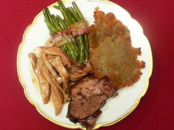 Lamm an feiner Pilzcreme mit Kartoffelpuffern und Speckböhnchen - Rezept