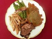 Lamm an feiner Pilzcreme mit Kartoffelpuffern und Speckböhnchen - Rezept