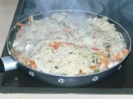 Gebratene Nudeln mit Schweinfiletstreifen - Rezept