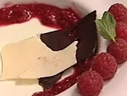 Panna Cotta mit Minze auf Waldbeeren-Spiegel (Ralf Richter) - Rezept