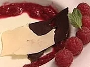 Panna Cotta mit Minze auf Waldbeeren-Spiegel (Ralf Richter) - Rezept