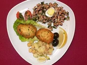 Stockfisch-Pasteten mit Kichererbsensalat - Pasteis de bacalhau com salada de grao - Rezept