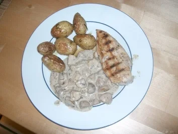Putensteak mit Rosmarinkartoffeln und Pilzragout - Rezept