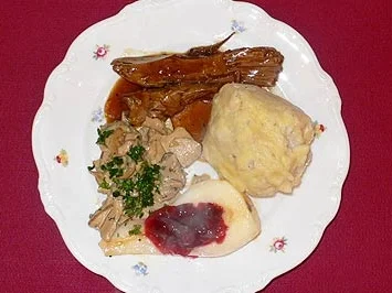Rehkeule aus dem Thüringer Wald mit Böhmischen Knödeln - Rezept