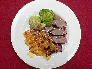 Salzwiesenlammlachse mit Wirsingbällchen und Steinpilz-Kartoffelgratin - Rezept